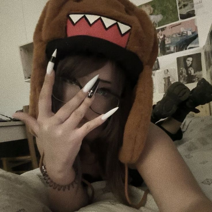 peekaboo >,< - Discord Profile Picture | Free PFP Download